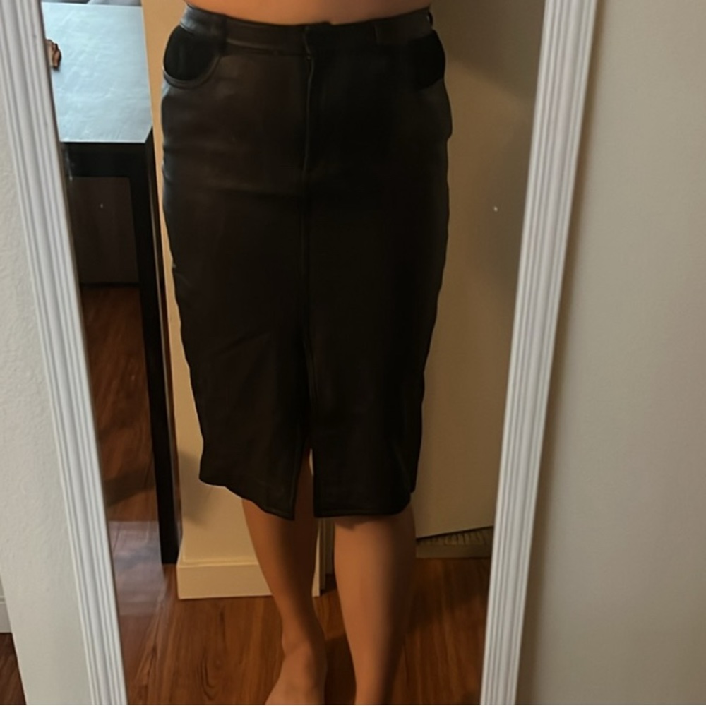 DKNY size 8 Leather skirt. Thick and comfortable material with some stretch. - Picture 5 of 5